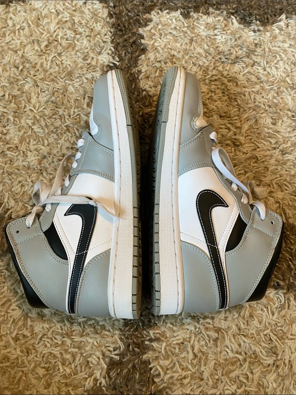 Jordan 1 Mid Light Smoke